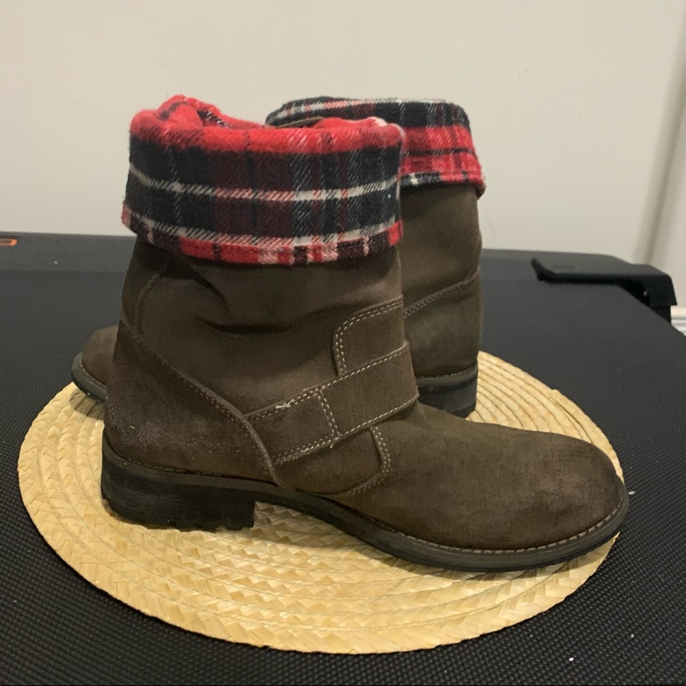 Two Lips leather Textured Buckle Slip-ON Combat Boot